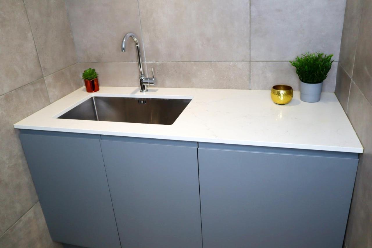 Trendy Urban Industrial Apartment - Great Location - Parking - Fast Wifi - Smart Tv - Beautiful 2 Double Bedroom Apartment Sleeps Up To 4! Bournemouth Luaran gambar
